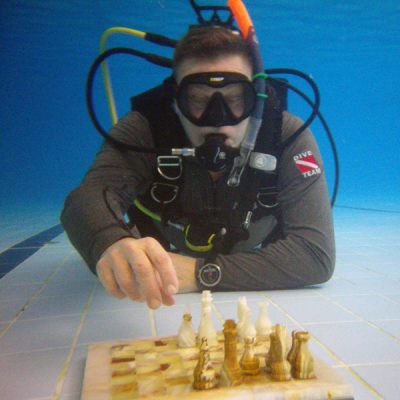 Az entellektüel vízalatti játéka: sakkmeccs a brassói Acua Paradis medencéjének mélyében